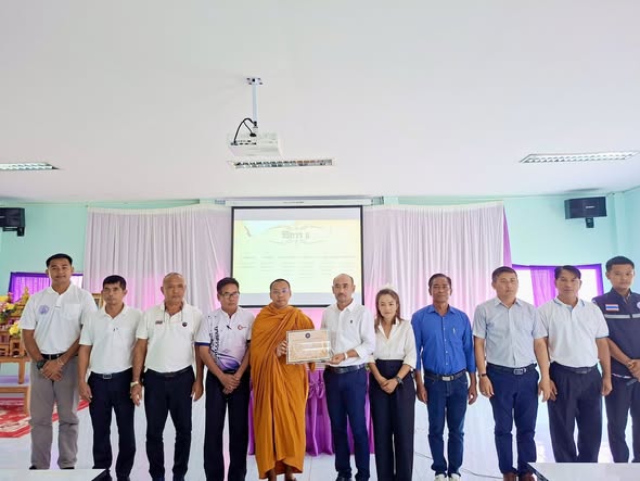🇹🇭โครงการส่งเสริมคุณธรรมจริยธรรม ประจำปีงบประมาณ พ.ศ.2568
🟡🔵🟢นายทวีศักดิ์ หนูคง นายกเทศมนตรีตำบลบางสสรรค์ พร้อมคณะผู้บริหาร สมาชิกสภา พนักงานเทศบาลและเจ้าหน้าที่ เข้าร่วมการอบรมในโครงการส่งเสริมคุณธรรมจริยธรรม ประจำปีงบประมาณ 2568 โดยมีพระครูใบฎีกาปริเชต กิตฺติสมฺปนฺโน เป็นพระวิทยากรบรรยายให้ความรู้ในการปฏิบัติงานให้เป็นไปตามหลักธรรมในพระพุทธศาสนาพร้อมหลักระเบียบกฎหมาย จากนั้นช่วงบ่ายนายเจษฎา กูลระวัง นิติกร ได้เป็นวิทยากรบรรยายในหัวข้อ"แนวทางการส่งเสริมธรรมาภิบาลและมาตรการป้องกันการทุจริตและประพฤติมิชอบขององค์กรปกครองส่วนท้องถิ่น จากนั้น นายทวีศักดิ์ หนูคง นายกเทศมนตรีตำบลบางสวรรค์ ได้นำผู้เข้าร่วมโครงการทั้งหมด ประกาศนโยบาย งดรับ งดให้ของขวัญและของกำนัลทุกชนิดจากการปฏิบัติหน้าที่(No Gift Policy)
#เสริมสร้างธรรมาภิบาลต่อต้านการทุจริตและประพฤติมิชอบ