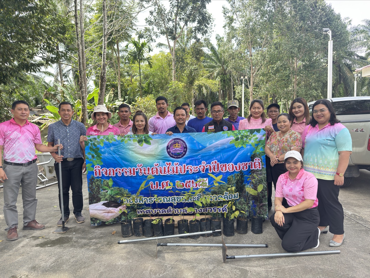 โครงการท้องถิ่นอาสา ปลูกป่าเฉลิมพระเกียรติ "จิตอาสา สร้างป่า รักษ์น้ำ" ภายใต้กิจกรรม "วันรักต้นไม้ประจำปีของชาติ พ.ศ. 2568" ณ.ชุมชนวัดเกาะน้อย หมู่ที่ 1 ต.บางสวรรค์ อ.พระแสง จ.สุราษฎร์ธานี
***************
วันนี้ (21 ตุลาคม 2568) นายทวีศักดิ์ หนูคง นายกเทศมนตรีตำบลบางสวรรค์ มอบหมายให้ นายยุทธนา มงคลนิมิตร รองนายกเทศมนตรีตำบลบางสวรรค์ พร้อมด้วย คณะผู้บริหาร สมาชิกสภาเทศบาลฯ พนักงานเทศบาลฯ พนักงานจ้าง  เข้าร่วมโครงการท้องถิ่นอาสา ปลูกป่าเฉลิมพระเกียรติ "จิตอาสา สร้างป่า รักษ์น้ำ" ภายใต้กิจกรรม "วันรักต้นไม้ประจำปีของชาติ พ.ศ. 2568" ณ ชุมชนวัดเกาะน้อย หมู่ที่ 1 ต.บางสวรรค์ อ.พระแสง จ.สุราษฎร์ธานี 🌱