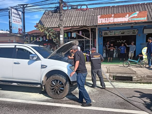 🚒 [ระงับเหตุด่วน!] เทศบาลตำบลบางสวรรค์ เข้าควบคุมเหตุเพลิงไหม้รถยนต์ บริเวณหน้าตลาดชุมชนสระแก้ว