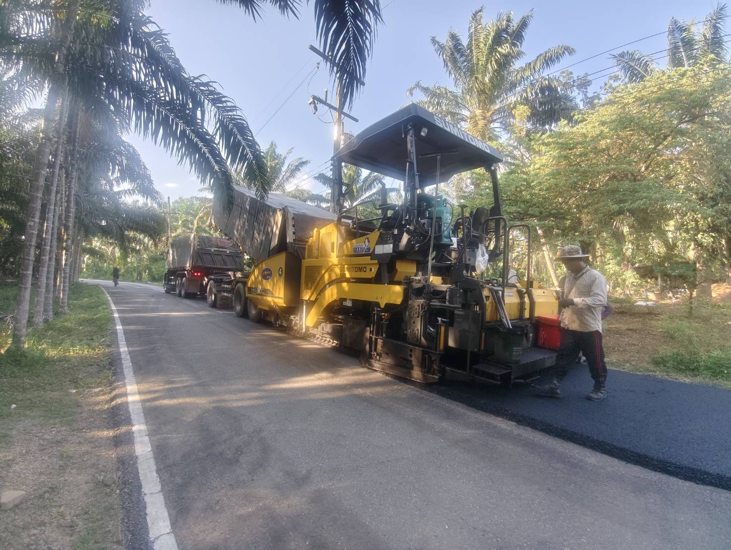 [ประกาศ] ขออภัยในความไม่สะดวก 🚧 การพัฒนาเพื่อการสัญจรที่ดีขึ้นของชาวบางสวรรค์
โครงการปรับปรุงผิวจราจรแอสฟัลท์ติกคอนกรีต (ถนนลาดยาง) 📍 ซอยศรีภิรมย์ - ซอยบ้านในพรุ
